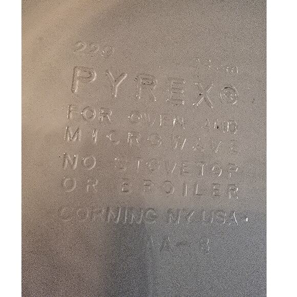 Vintage PYREX #229 Amber Crimp Edge Glass Deep Pie Dish Round 10 x‎ 2 Inch USA - Picture 3 of 3